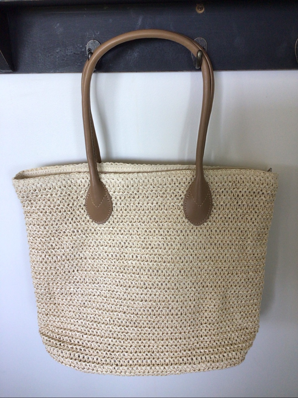 Hoxis Cream and Tan woven straw Tote Bag liner multiple pockets with zipper